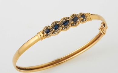 Bracelet rigide en or jaune (18 K) orné de six petits saphirs taille navette. Poids...