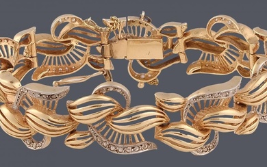Bracelet semi-rigide ancien en or jaune 18k orné de diamants taillés en rose d'un poids...
