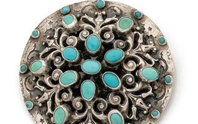 Broche en argent (800) ciselé de forme circulaire, à décor de cabochons de turquoises sertis...