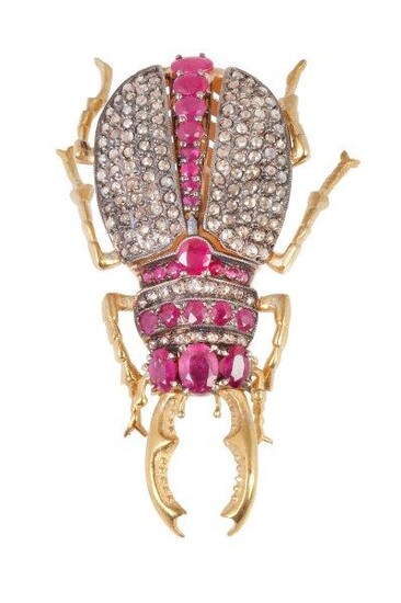 Broche en forma de escarabajo completamente cuajado de diamantes, con rubíes adornando cabeza y línea entre las alas de diamantes