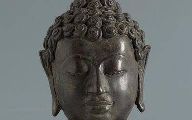 Buddha's head. Burma or Thailand, 18th century. Patinated bronze.