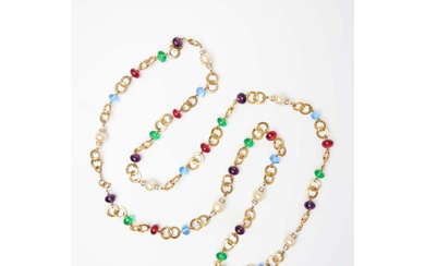 CHANEL Sautoir en perles de verre et perles de culture multicolores. Signé au niveau du...