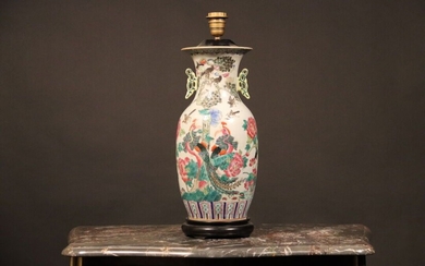 CHINE - CANTON. Vase en porcelaine polychrome à décor d'un couple de paons et oiseaux...