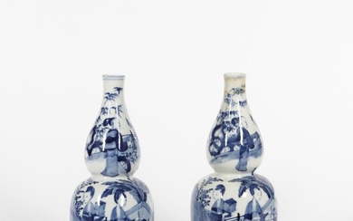 CHINE Paire de vases double bulbe à décor en camaïeu bleu de geishas dans des...