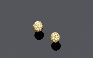 CLOUS D'OREILLES DIAMANT, CARTIER.Or jaune 750, 3g.Boucles d'oreilles décoratives en forme de bouton, pavées de...