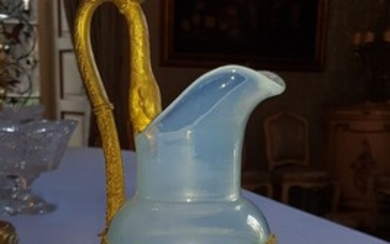 Caraffa in vetro opalescente (sbeccature)... - Lot 518 - Pierre Bergé & Associés