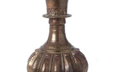 Chandelier en bronze doré à godrons ciselé sur piédouche, col évasé