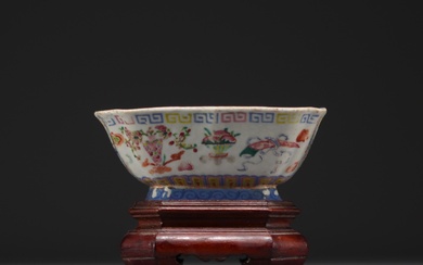 Chine - Bol quadrangulaire en porcelaine polychrome famille rose, socle en bois. Poids: 1.33 kg...