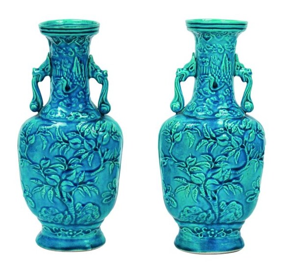 Chine, XIXe Paire de vases en porcelaine...