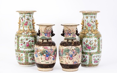 Chine, XIXe siècle Lot comprenant une paire de vases en porcelaine de Canton et une...