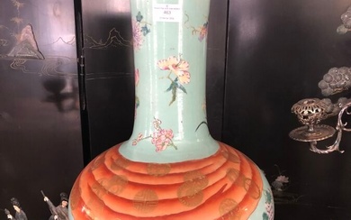 Chine, XXème : Important vase Tianqiuping en porcelaine émaillée polychrome à décor d'un drapé corail...