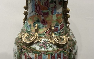 Chine, début du XXe siècle. Vase en porcelaine de Canton, décor de dragons dorés en...
