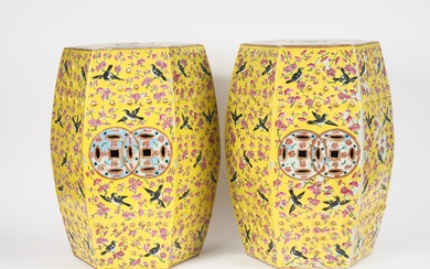Chine, période Guangxu, Paire de tabourets en porcelaine de forme hexagonale en émaux de la...