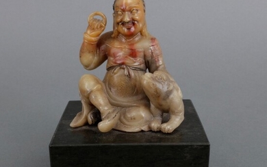 Chinees spekstenen beeld: zittende arhat Pindola met zijn tamme...