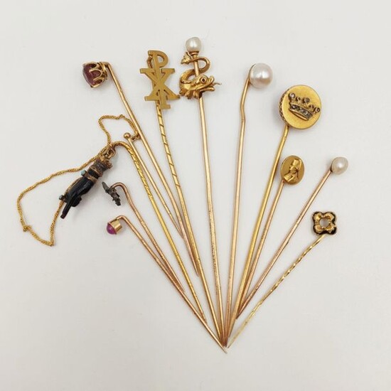 Collection of eleven PINNIPLES with various CRAVATES (crown, dolphin, monogram, clover, fleur de lys, Napoleon...) in yellow gold (750‰), some of which are set with precious stones or pearls (missing). Shocks. Around 1900.