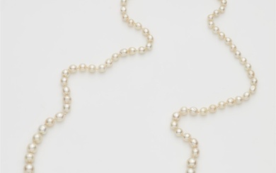 Collier de perles Art déco en or blanc 14 carats. Composé de 91 perles de...