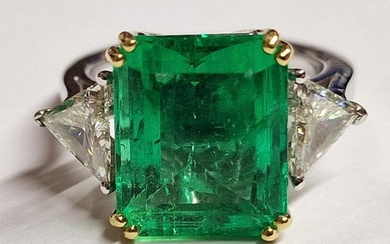 Columbian Emerald, Diamond and 18ct Gold Ring; Rectangular S...
