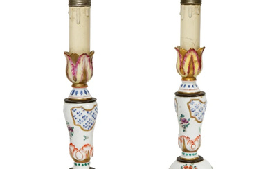 Coppia di lampade da tavolo in porcellana policroma, XX secolo, cm h 29,5, (difetti, parti rotte)