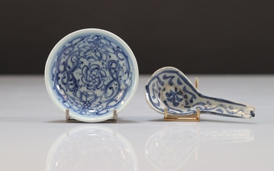 Cuillère et plat en porcelaine blanc bleu Poids: 89 g Région: Chine Dimensions: Divers Précision...
