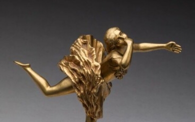 « Danseuse au tutu » Sujet en bronze doré sur socle en marbre vert veiné....