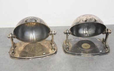 Deux chauffes plats en métal argenté (45 x 60cm)