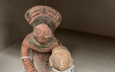Deux ocarina représentant, l'un une tête humaine, l'autre deux oiseaux. Terre cuite grise. Équateur, 800-1...