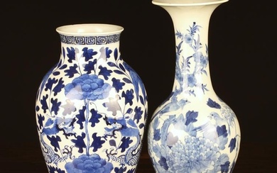 Deux vases chinois bleu et blanc du XIXe siècle (A/F) : Un vase balustre à...