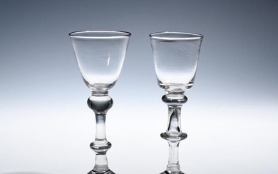 Deux verres à vin balustres vers 1740-50, l'un avec une coupe en forme de seau...