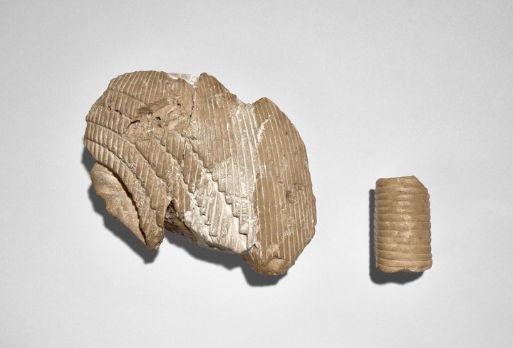 ÉGYPTE, NOUVEL EMPIRE, FIN DE LA XVIIIe DYNASTIE Fragment de tête en calcite