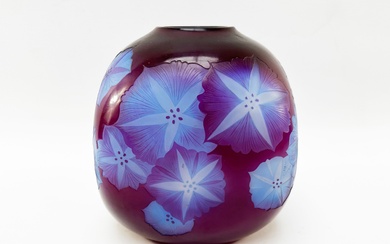 ETABLISSEMENTS GALLE (1904-1936) Vase à corps carré légèrement épaulé et col ouvert. Épreuve en verre...