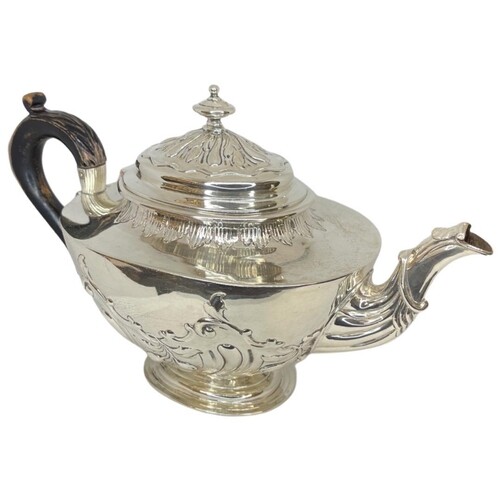 Elegant Silver Teapot. 517 g. London 1897, George Fox