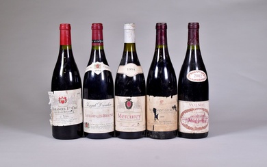 Ensemble de 5 bouteilles composé de : - 1 bouteille, Nuits-Saint-Georges, Antoine Bouteiller, 2000. Étiquette...