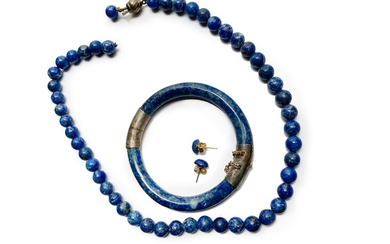 Ensemble en lapis lazuli comprenant un collier... - Lot 18 - Pierre Bergé & Associés
