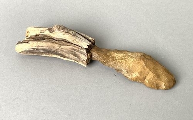 Flint knife. Width 16,5 cm. Egypt, pre-dynastic period,...