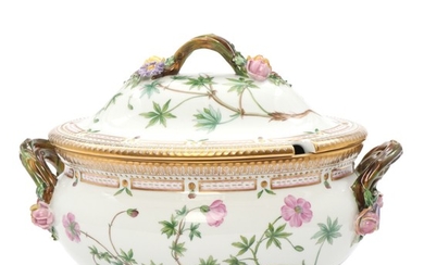 “Flora Danica”. A Royal Copenhagen porcelain tureen, decorated in colours and gold with flowers. L. 3559. H. 22 cm.