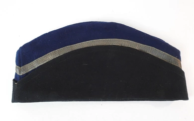 GENDARMERIE. Bonnet de police modèle 1899 de sous-officier en drap bleu à rabat noir, galon...
