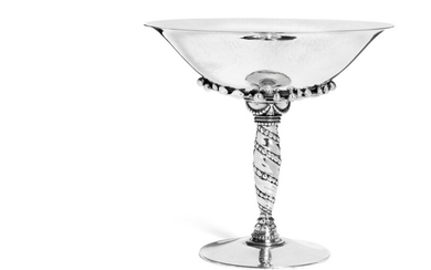Georg Jensen: Silver centerpiece with hammered surface and leaves. Spiral fluted stem with beads. H. 18 cm.