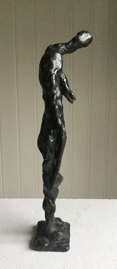 Gérard Szulevicz: Sculpture in the shape of a naked woman of patinated bronze. H. 25 cm. W. 5.5 cm. D. 4.5 cm.