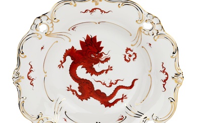 Grand plat baroque en porcelaine à motifs chinois et un dragon dans le decor. Avec...