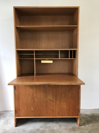 Hans J. Wegner: “RY 18 og RY 15”. A teak and oak bookcase comprising two sections. Manufactured by Ry Møbler.H. 180 cm. (2)