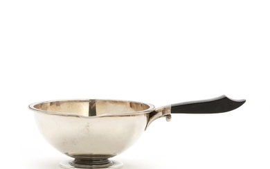 Harald Nielsen: Sterling silver butter pan. Handle of carved ebony. Georg Jensen 1945–1951. Design no. 644.