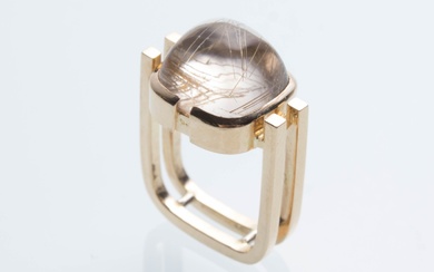 Iben Rasmussen. Ring of 14 kt. gold adorned with a cabochon-cut moonstone.