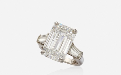 Importante bague en diamant et platine Sertie d'un diamant taille émeraude pesant environ 10.06 cts,...