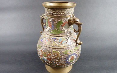 JAPON : Vase balustre en bronze et émaux cloisonnés à décor de fleurs et de...