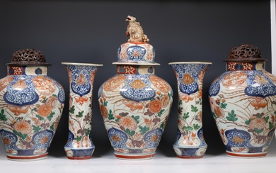 Japan, five-part Imari porcelain garniture, 18th century