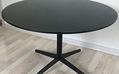 Jehs + Laub: “Space” Coffee table with black lacquered steel frame, top of black glass. Manufactured and marked by Fritz Hansen, 2008. H. 46 cm. Diam. 75 cm.