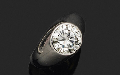 Classic band ring with diamond solitaire