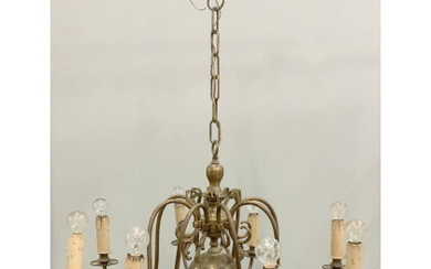 Lampadario in stile olandese a otto luci con struttura in metallo dorato e pendente sferico (h. cm 90) (difetti)