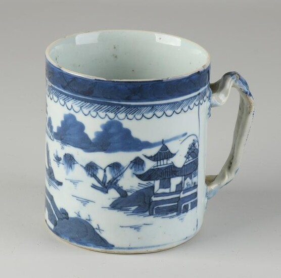 Large 18th century Chinese cup, H 9.5 cm.