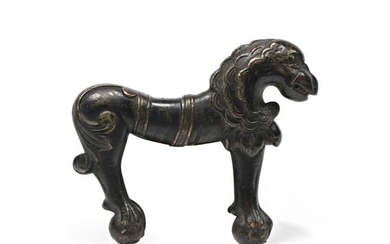 Lion stylisé en bronze ciselé à patine brune,...